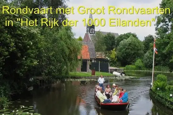 Mensen in boot tijdens rondvaart